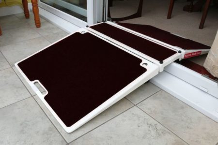 Folding threshold ramp with smooth corner to reach the terrace